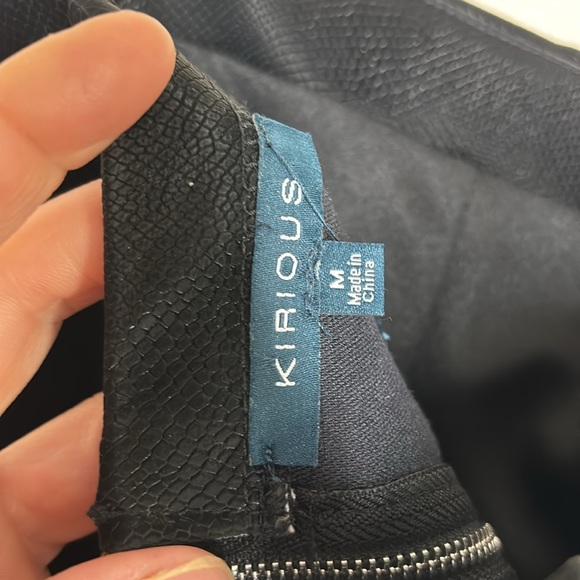 Kirious | Black Snakeskin STYLE cropped Fitted Top | Back Zippper | Trendy SZ M - Picture 6 of 8